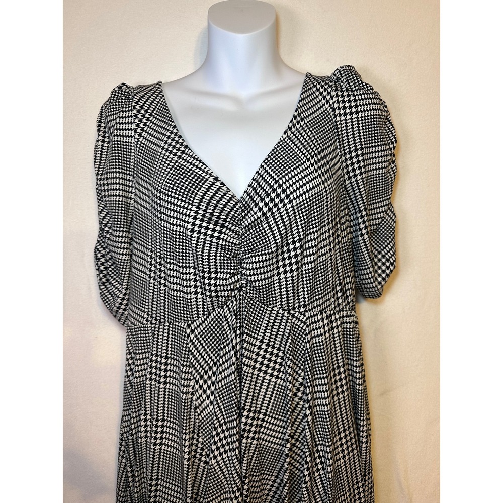 Torrid Plus Size Black White Plaid Fit Flare Dress V Neck Short Sleeve - Picture 4 of 10